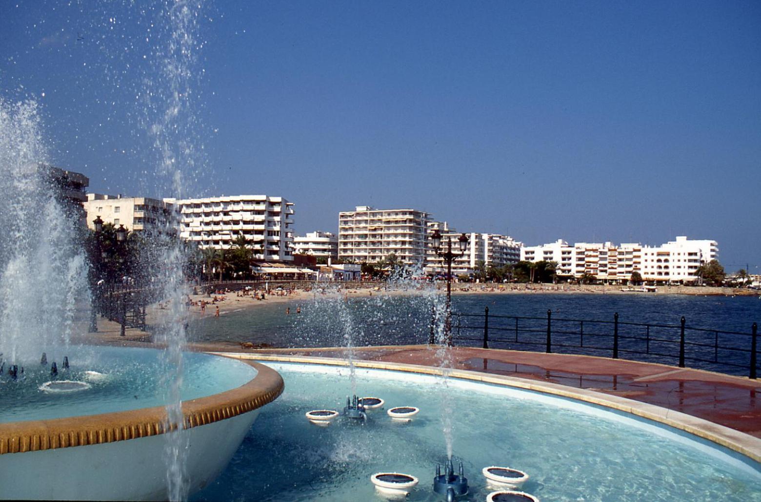 Hostal Y Apartamentos Santa Eulalia Santa Eularia des Riu Exterior photo