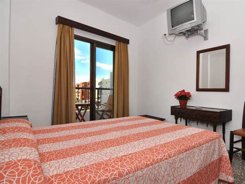 Hostal Y Apartamentos Santa Eulalia Santa Eularia des Riu Exterior photo