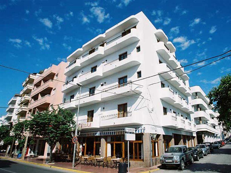 Hostal Y Apartamentos Santa Eulalia Santa Eularia des Riu Exterior photo